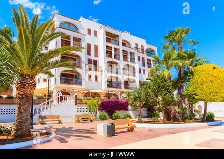 Il lungomare e gli appartamenti in stile coloniale tradizionale stile spagnolo in costruzione a Santa Eularia town, isola di Ibiza, Spagna Foto Stock