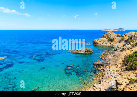 Blu acqua di mare sulla costa di Isola di Ibiza in Es Figueral bay, Spagna Foto Stock