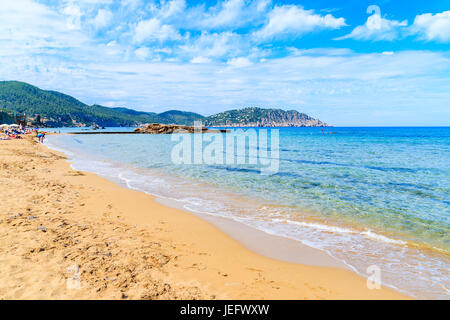 Sabbiosa spiaggia di Es Figueral, isola di Ibiza, Spagna Foto Stock