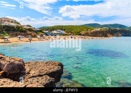 Vista della spiaggia in sabbia di Es Figueral beach con i turisti a prendere il sole, isola di Ibiza, Spagna Foto Stock