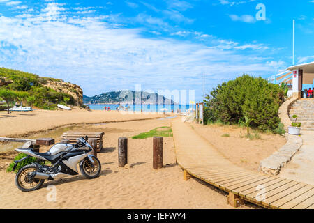 Isola di Ibiza - Maggio 18, 2017: Moto parcheggio nelle vicinanze Percorso alla spiaggia di Es Figueral, isola di Ibiza, Spagna. Foto Stock