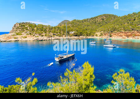 Barche a vela blu acqua di mare a Cala Salada bay, isola di Ibiza, Spagna Foto Stock