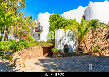 Lusso colore bianco holiday villas in giardini tropicali in Cala Nova area dell isola di Ibiza, Spagna Foto Stock