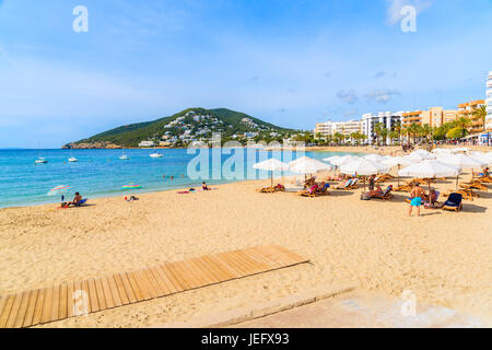 Isola di Ibiza, Spagna - 21 Maggio 2017: la gente a prendere il sole sulla spiaggia di Santa Eularia town, isola di Ibiza, Spagna. Foto Stock