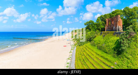 Vista panoramica di rovine della vecchia chiesa in Trzesacz villaggio sul mare Baltico beach, Polonia Foto Stock