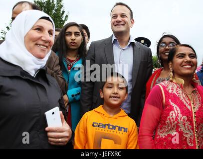 Taoiseach Leo Varadkar pone per le fotografie durante una visita ad un centro culturale islamico a Dublino come musulmani segna la fine del Ramadan con l'Eid al-Fitr celebrazioni. Foto Stock