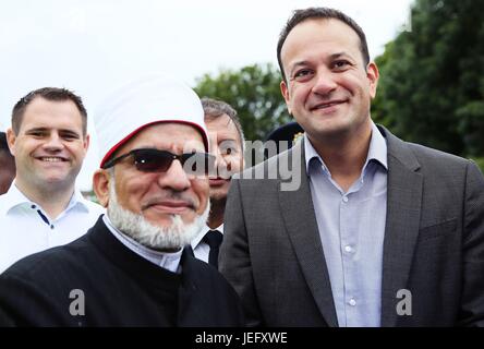 Taoiseach Leo Varadkar (destra) con l imam Hussein Halawa durante una visita ad un centro culturale islamico a Dublino come musulmani segna la fine del Ramadan con l'Eid al-Fitr celebrazioni. Foto Stock