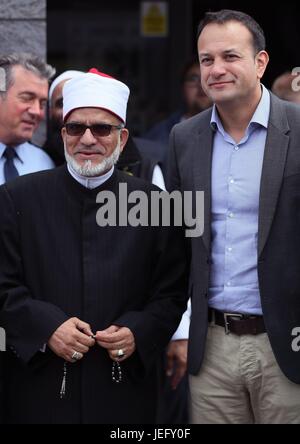 Taoiseach Leo Varadkar (destra) con l imam Hussein Halawa durante una visita ad un centro culturale islamico a Dublino come musulmani segna la fine del Ramadan con l'Eid al-Fitr celebrazioni. Foto Stock