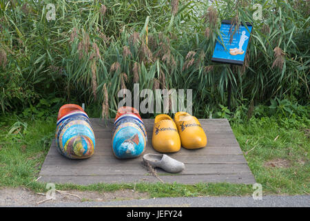 KINDERDIJK, Paesi Bassi - 18 settembre 2016: paio di scarpe di legno per i turisti per scattare le foto Foto Stock