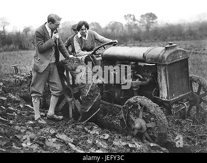 EVE BALFOUR (1898-1990) British agricoltura biologica pioneer su un trattore Ferguson 1925 circa Foto Stock