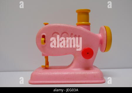 Vintage macchina da cucire giocattolo rosa in plastica gialla Foto Stock
