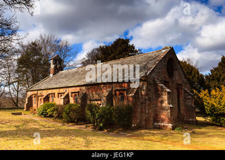 Saint Wilfrid la cappella. Saint Wilfrid la cappella è il locale parrocchiale situata accanto alla hall Brougham vicino a Penrith, Cumbria in Inghilterra settentrionale. Foto Stock