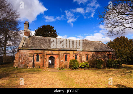 Saint Wilfrid la cappella. Saint Wilfrid la cappella è il locale parrocchiale situata accanto alla hall Brougham vicino a Penrith, Cumbria in Inghilterra settentrionale. Foto Stock