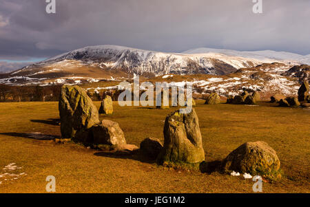 Castlerigg Stone Circle. Una scena invernale a Castlerigg Stone Circle situato vicino a Keswick, Cumbria in inglese il Parco Nazionale del Distretto dei Laghi. Foto Stock