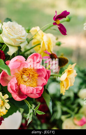 Bouquet di fiori vacanze, doni e composizioni floreali concetto - freschi composizione colorata di rosa peonia, gialla e bianca rose, margherite lilla, steli e boccioli di fiori d'estate. Foto Stock