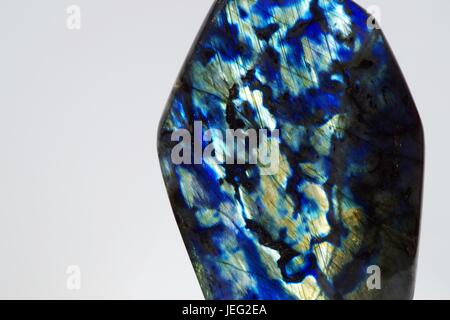 Lucidati Labradorite Crystal. Un Plagioclase Tectosilicate, visualizzazione di colori iridescenti via Labradorescence. Foto macro, UK, Giugno 2017. Foto Stock