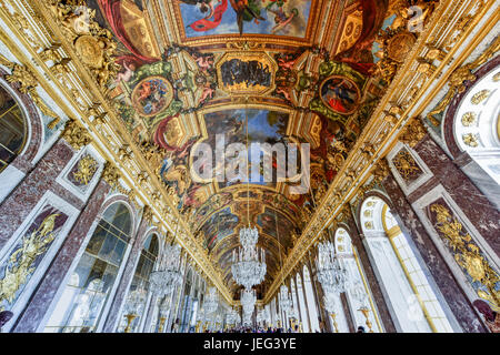 La Sala degli Specchi del Palazzo di Versailles in Francia. Foto Stock