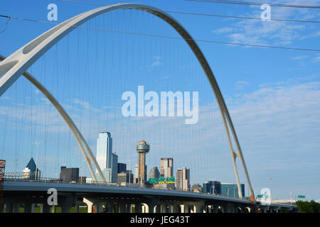 Il Dallas Skyline visto attraverso la nuova Margaret McDermott ponte progettato da Santiago Calatrava, tutta la Trinità fiume dalla scogliera di quercia. Foto Stock