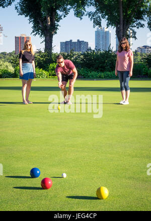 Amici giocare a bocce su un curato bowling green presso il Royal Prato Bowling Club in Edmonton, Alberta, Canada. Foto Stock