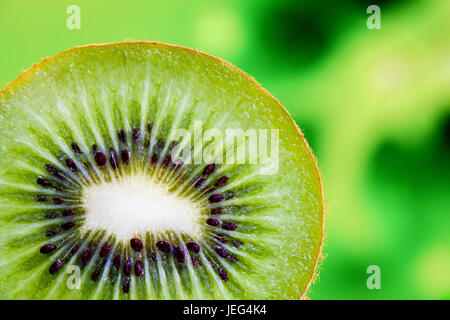 Affettare i kiwi Foto Stock