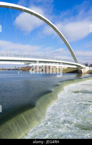 L'acqua scorre sul canale di scarico sul del fiume Des Moines Foto Stock