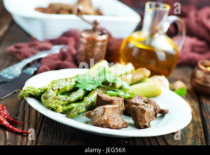 Fegato fritto con asparagi sulla piastra Foto Stock