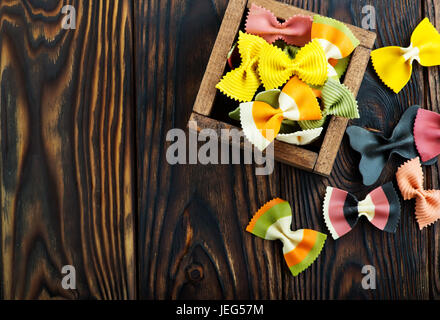 Colore pasta grezza in una scatola di legno e su di una tavola Foto Stock