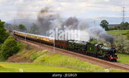 Conserve di locomotive a vapore 5043 Earl di Mount Edgcumbe e 46233 Duchessa di Sutherland testa il Conquistatore pennini attraverso Hackthorpe, Cumbria. Foto Stock