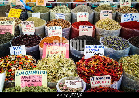 Pressione di stallo di mercato con borse aperte la visualizzazione di varietà di tè e spezie. Foto Stock