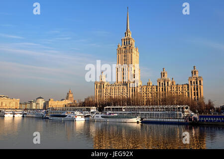 Mosca, Russia - Agosto, 2016: Mosca fiume con un battello da crociera nella parte anteriore del grattacielo di Stalin - Hotel Ukraina del Radisson Hotel. Mosca, Russia. Foto Stock