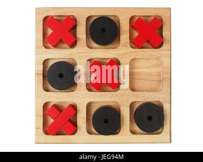 In legno di grandi dimensioni tic-tac-toe gioco isolato su sfondo bianco Foto Stock