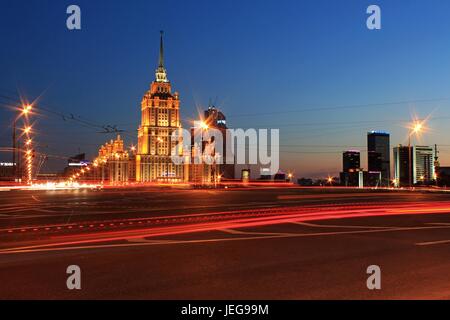 Mosca, Russia - Agosto, 2015: Scena Notturna di Mosca, Russia con vetture di sentieri di luce e di Stalin grattacielo - Hotel Ukraina o Radisson Hotel Foto Stock