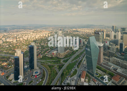 Istanbul city view da Istanbul Sapphire grattacielo affacciato sul Bosforo prima del tramonto, Istanbul, Turchia Foto Stock