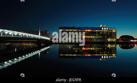 Ponte di campane di notte attraversando il fiume di Glasgow Clyde, guardando verso la sede della BBC al crepuscolo Foto Stock