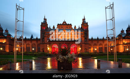 Kelvingrove Art Gallery and Museum riflettente nel marciapiede dopo una pioggia Foto Stock