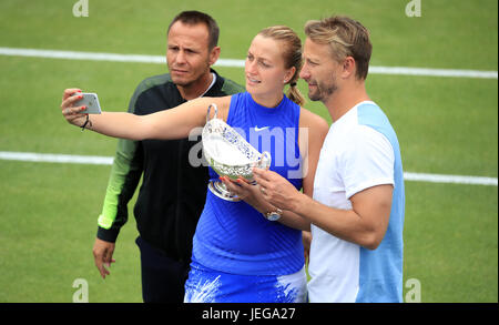 La Repubblica ceca è Petra KVITOVA celebra il vincitore 2017 AEGON Classic con allenatori di Edgbaston Priory, Birmingham. Stampa foto di associazione. Picture Data: Domenica 25 Giugno, 2017. Vedere PA storia TENNIS Birmingham. Foto di credito dovrebbe leggere: Mike Egerton/filo PA. Restrizioni: solo uso editoriale, nessun uso commerciale senza previa autorizzazione Foto Stock