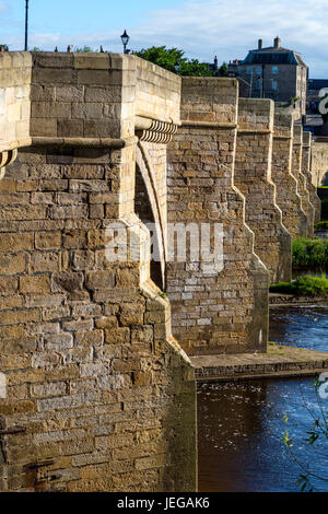 Corbridge, Northumberland, Inghilterra, Regno Unito. Ponte sul Fiume Tyne, completato 1674. Foto Stock