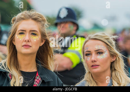 Glastonbury, Somerset, Regno Unito. Il 24 giugno 2017. Cooperazione di polizia e tifosi guardare su - come Katy Perry svolge la fase della piramide - Il 2017 Festival di Glastonbury, azienda agricola degna. Glastonbury, 24 giugno 2017 il credito: Guy Bell/Alamy Live News Foto Stock