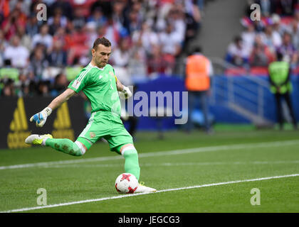 Kazan, Russia. Il 24 giugno 2017. Portiere Rusian Igor Akinfeev prende un obiettivo calcio durante la fase di gruppo corrisponde la vaiolatura Messico contro la Russia a Kazan Arena di Kazan, Russia, 24 giugno 2017. Foto: Marius Becker/dpa/Alamy Live News Foto Stock