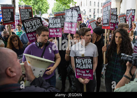 Londra, Regno Unito. Il 24 giugno 2017. Anti-fascisti assemblare vicino a Trafalgar Square per tenere un contatore-protesta per un mese di marzo dalla difesa inglese League. Credito: Mark Kerrison/Alamy Live News Foto Stock