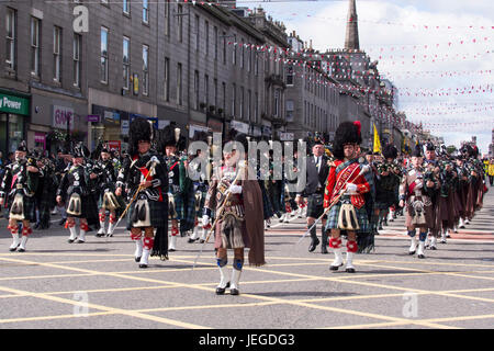 Aberdeen, Scozia, Regno Unito. Il 24 giugno 2017. Militari di bande di cornamuse, i soldati e i cadetti in rappresentanza di Scottish regiments parade lungo la Union Street, Aberdeen, durante le Forze Armate giorno 2017. Credito: AC Immagini/Alamy Live News Foto Stock