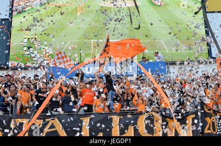 Houston, TX, Stati Uniti d'America. Il 23 giugno, 2017. Fan Dynamo salutare la squadra iniziale prima di un Major League Soccer Game tra la Houston Dynamo e FC Dallas di BBVA Compass Stadium di Houston, TX. Chris Brown/CSM/Alamy Live News Foto Stock