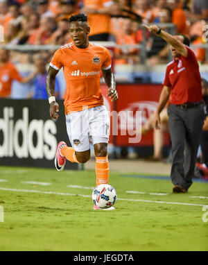 Houston, TX, Stati Uniti d'America. Il 23 giugno, 2017. Houston Dynamo avanti Romell Quioto (12) durante un Major League Soccer Game tra la Houston Dynamo e FC Dallas di BBVA Compass Stadium di Houston, TX. Chris Brown/CSM/Alamy Live News Foto Stock