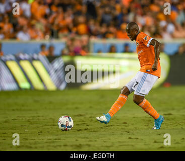 Houston, TX, Stati Uniti d'America. Il 23 giugno, 2017. Houston Dynamo centrocampista Oscar Garcia (27) durante un Major League Soccer Game tra la Houston Dynamo e FC Dallas di BBVA Compass Stadium di Houston, TX. Chris Brown/CSM/Alamy Live News Foto Stock