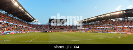 Houston, TX, Stati Uniti d'America. Il 23 giugno, 2017. I fan di stand per l'inno nazionale prima di una Major League Soccer Game tra la Houston Dynamo e FC Dallas di BBVA Compass Stadium di Houston, TX. Chris Brown/CSM/Alamy Live News Foto Stock