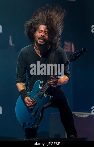 Glastonbury, Somerset, Regno Unito. Il 24 giugno 2017. I Foo Fighters riprodurre la fase della piramide - Il 2017 Festival di Glastonbury, azienda agricola degna. Glastonbury, 24 giugno 2017 il credito: Guy Bell/Alamy Live News Foto Stock