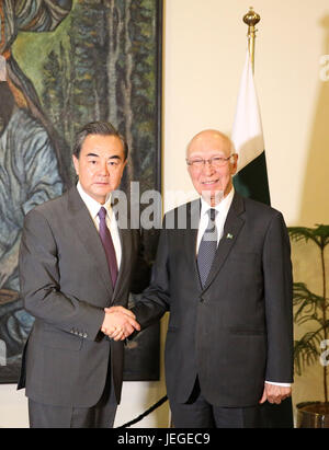 Islamabad, Pakistan. Il 24 giugno 2017. Visita il Ministro degli Affari Esteri cinese Wang Yi (L) stringe la mano con il Pakistan top affari esteri advisor Sartaj Aziz durante il loro incontro a Islamabad, in Pakistan, il 24 giugno 2017. Credito: Liu Tian/Xinhua/Alamy Live News Foto Stock