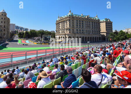 Baku in Azerbaijan. Il 24 giugno 2017. Spettatori guarda la gara di qualificazione del 2017 Azerbaigian Grand Prix a Baku, in Azerbaijan, il 24 giugno 2017. Credito: Tofiq Babayev/Xinhua/Alamy Live News Foto Stock