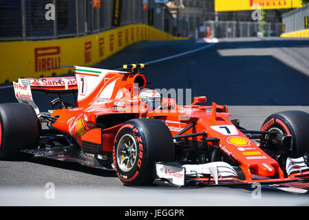 Baku in Azerbaijan. Il 24 giugno 2017. La Ferrari del team di Kimi Raikkonen compete durante la gara di qualificazione del 2017 Azerbaigian Grand Prix a Baku, in Azerbaijan, il 24 giugno 2017. Credito: Tofiq Babayev/Xinhua/Alamy Live News Foto Stock