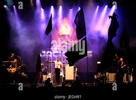 Pilton, Somerset, Regno Unito. Il 24 giugno 2017. Glastonbury Festival - Giorno 4- American band i Jacksons in esecuzione al festival di Glastonbury, Pilton, Somerset 24th giugno 2017 Credit: DFP/fotografica Alamy Live News Foto Stock